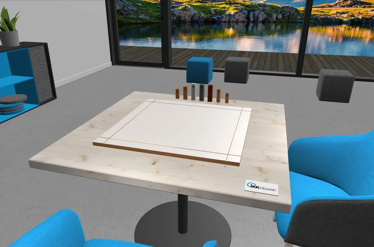 Sala virtual con el logotipo de IKK classic: tablero sistémico con figuras de madera sobre la mesa, vistas a un lago de montaña