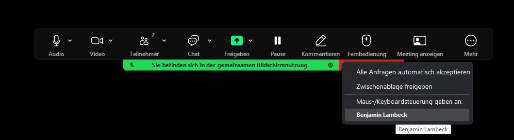 Screenshot: barra di Zoom durante la condivisione dello schermo, con il menu «Controllo remoto» aperto e il controllo di mouse e tastiera affidato a Benjamin Lambeck
